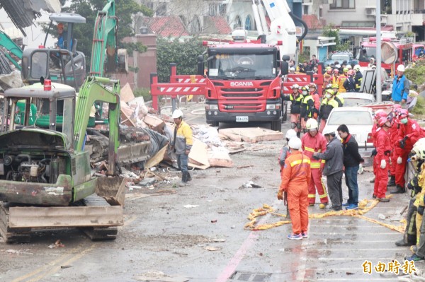 雲門翠堤大樓還有43人失聯。(記者林敬倫攝)