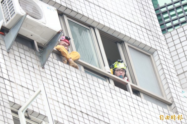 搜救人員逐層搜索。(記者林敬倫攝)