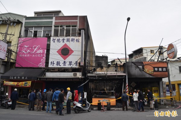 高雄路竹區中正路菜市場今天清晨發生火警，4間店面遭到波及，所幸無人傷亡。（記者蘇福男攝）