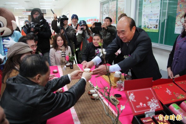 新埔鎮長林保祿（右）今天率先開啟新大樓的門，奉茶給所有來客，邀請大家週六一起見證新行政大樓的落成。（記者黃美珠攝）