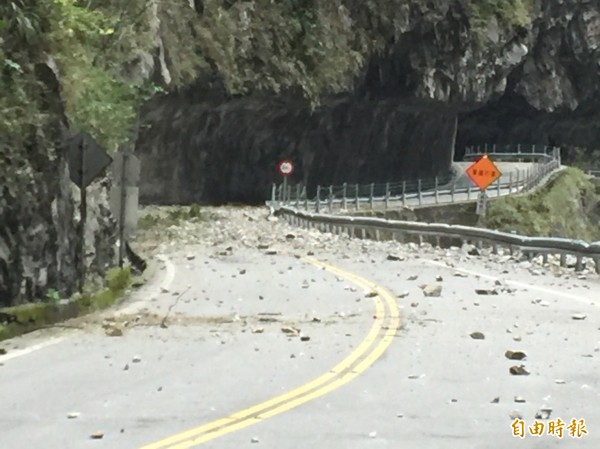 台8線中橫公路晚間5點再預警封閉。（圖：公路總局提供）