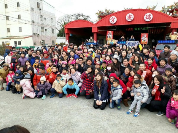 賀歲片「花甲大人轉男孩」到拍攝場景瑞安宮宣傳，並協助警方發放春節安全文宣，吸引粉絲前往。（記者蘇金鳳翻攝）