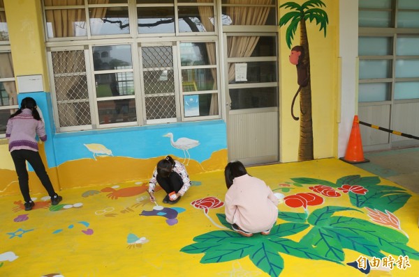 林頭國小學生集體創作，把走廊彩繪成生態地景。（記者詹士弘攝）