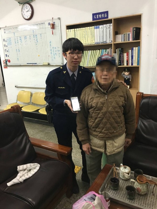 警方將鄭姓老翁帶回派出所。（記者王冠仁翻攝）