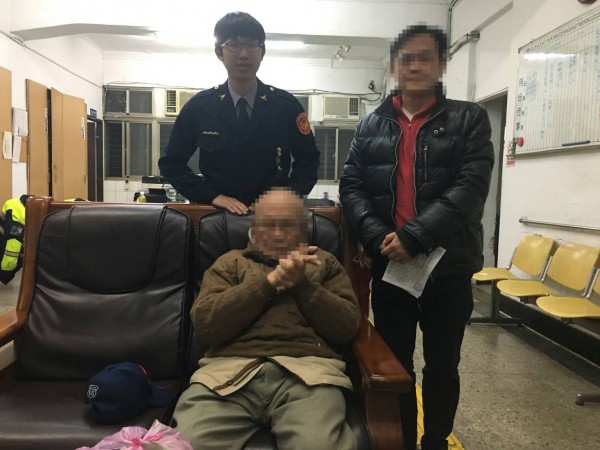 警方將鄭姓老翁帶回派出所，並聯繫上他家人。（記者王冠仁翻攝）