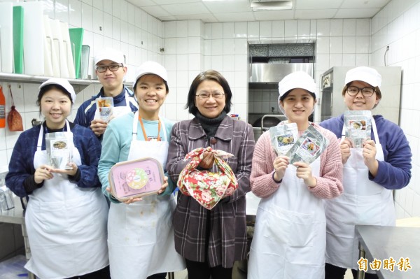 基隆市社會局與經國管理學院將送年菜即時包給長照服務的獨居老人。（記者盧賢秀攝）