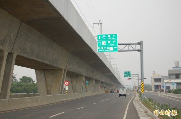 國道1號高科交流道與國道3號田寮交流道連絡道，勢必面臨如何穿越高鐵等難題。（記者蘇福男攝）