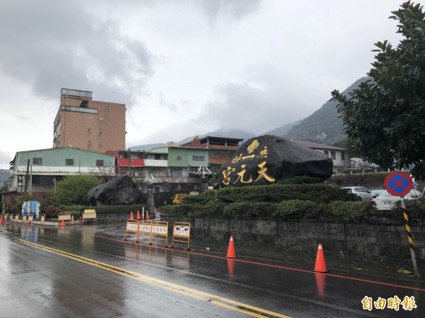 淡水無極天元宮的三色櫻已盛開，新北市交通局也和警方啟動交通管制。（記者陳心瑜攝）