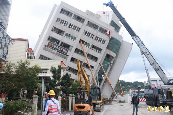 花蓮縣雲門翠堤大樓因昨晚強震倒塌。（記者林敬倫攝）