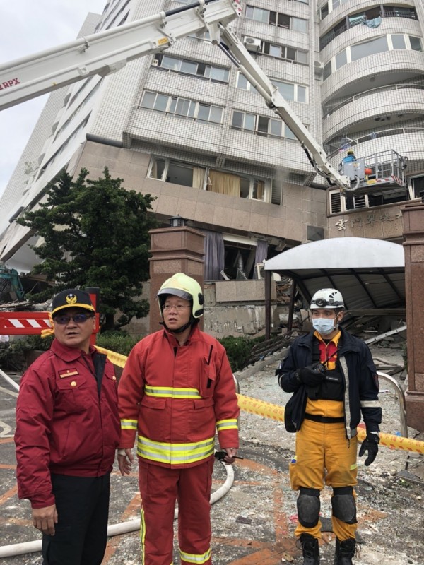 被上級欽點飛到花蓮震災區支援救災的南市消防局第四大隊長陳坤宗（左一）。（圖：台南市府提供）