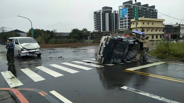 白色廂型車行經鶯歌區鳳鳴路、鳳七路口，撞翻正要左轉的綠色廂型車。（民眾提供）