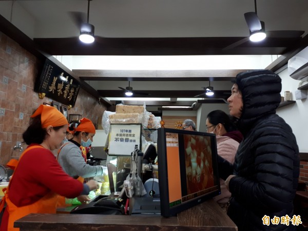 新竹市「阿惠冰店」的冬季甜湯品，讓人吃了暖心又幸福，常常中午過後就見排隊人潮。（記者洪美秀攝）