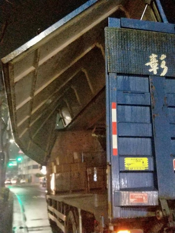 大貨車疑似忘記關側面車門，才會扯斷路燈與號誌桿。（民眾葉東宜提供）