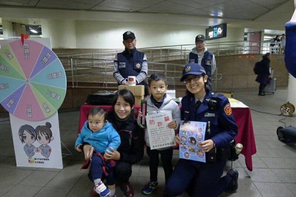 台北捷運警察隊宣傳預防犯罪由小做起。（記者陳恩惠翻攝）