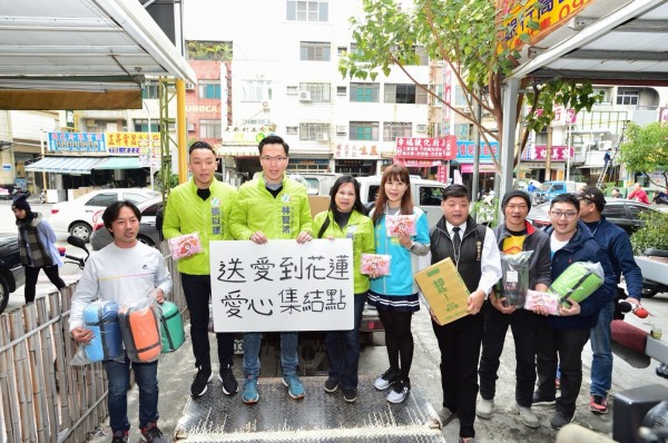 綠營市議員參選人林智鴻把競選辦公室當愛心集結點，募集物資援助災民。 （記者陳文嬋翻攝）