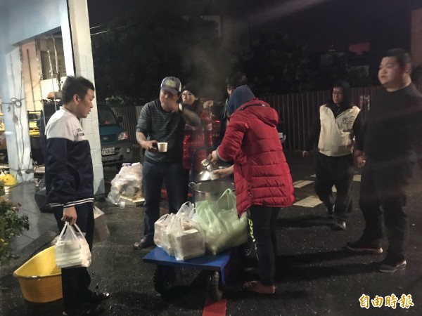 宮廟人員雲門翠堤大樓災區發送熱湯、炒麵。（記者林敬倫攝）