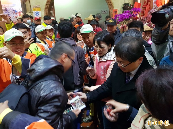 國定民俗東山迎佛祖活動今登場，大批信眾不畏低溫，湧入碧軒寺恭送「正二媽」觀音佛祖返回碧雲寺，代理市長李孟諺發送福袋小紅包。（記者王涵平攝）