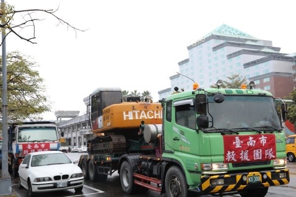 南市第2批支援隊出動前往花蓮縣救災。（記者洪瑞琴翻攝）