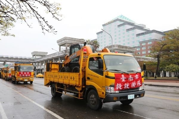 南市第2批支援隊前往花蓮縣救災，出動21噸卡車、11噸卡車、怪手、山貓、消毒車、抓斗車等機具共34台。（記者洪瑞琴翻攝）