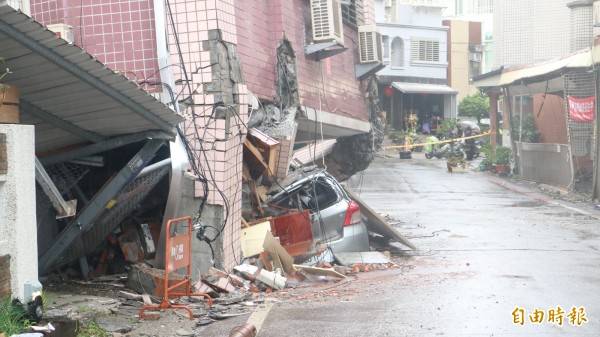 花蓮強震造成國盛六街兩棟集合式住宅大樓倒塌（記者王錦義攝）