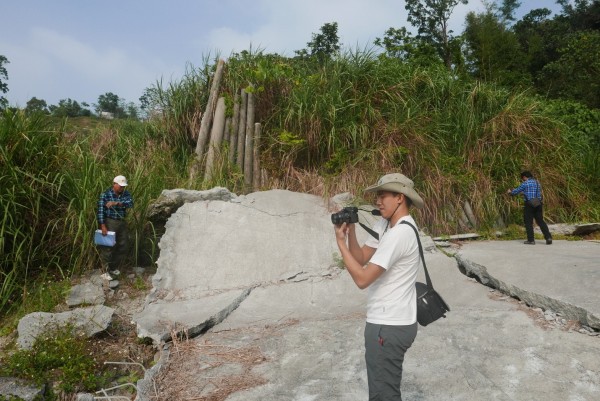 龍崎濟公廟附近的地表在台南大地震後嚴重隆起龜裂，圖為地震後所拍攝。（黃煥彰提供）