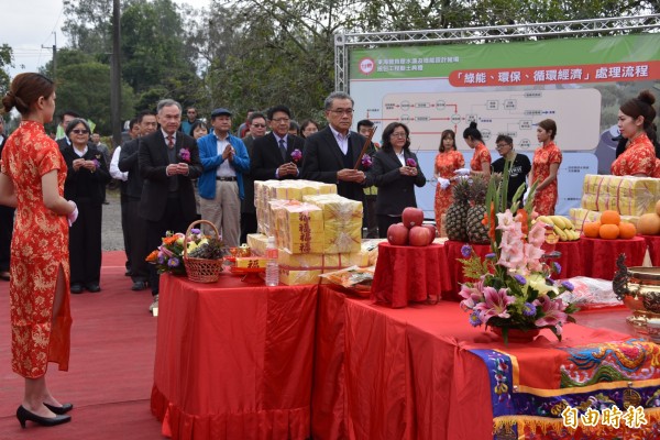 全台首座農業循環園區動土，台糖董事長黃育徵率領各界代表上香祈福。（記者葉永騫攝）