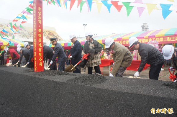 澎湖縣長、議長同台舉行動土典禮。（記者劉禹慶攝）