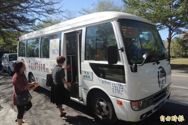 台東公車春節配合台鐵到站時間加開接駁班次。（記者張存薇攝）