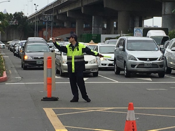 內湖警分局為紓解大量購物人、車潮，將在台北花市、costco周邊道路進行交管。（記者鄭景議翻攝）