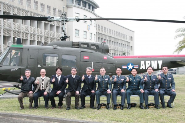 陸軍航空基地勤務廠與義守大學簽訂策略聯盟夥伴。（陸軍航勤廠提供）