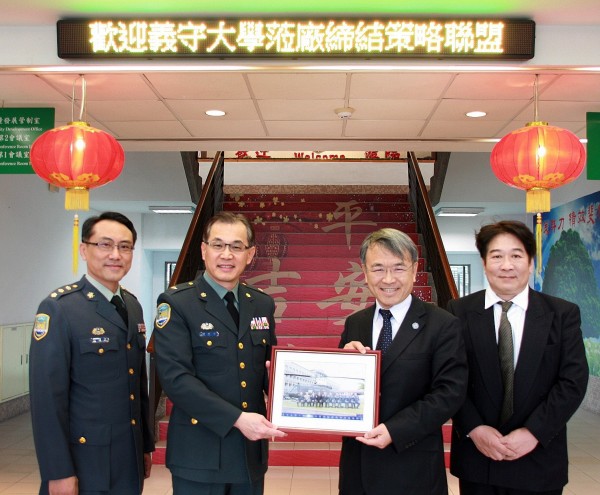 陸軍航空基地勤務廠長趙亞平（左二）少將與義守大學陳振遠校長（右二）簽訂策略聯盟夥伴。（陸軍航勤廠提供）