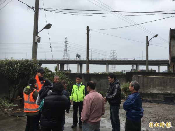 客庄地區國道三號高架橋沒隔音牆，居民抱怨噪音擾人。（記者張軒哲攝）