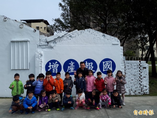 眷村國有土地變身為公園綠地，讓大小朋友都開心。（記者洪美秀攝）