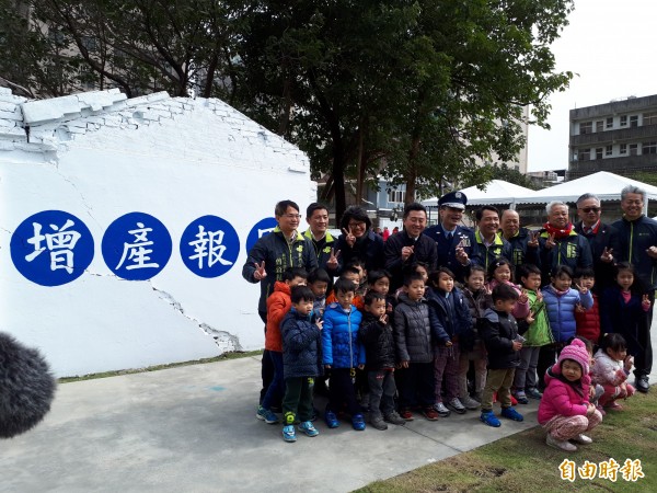 新竹市府啟動「掀綠計畫」，將長期閒置且髒亂的錦華街空軍十村變身為公園綠地，今天正式啟用。（記者洪美秀攝）