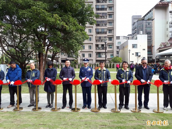 新竹市長林智堅今天與地方民代及空軍代表一起為國有土地活化成錦華公園剪綵啟用。（記者洪美秀攝）