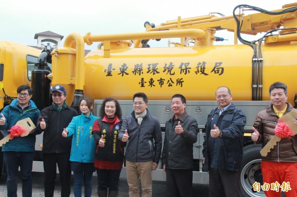 台東縣政府爭取花東基金採購清溝車，今天撥交台東市公所。（記者王秀亭攝）