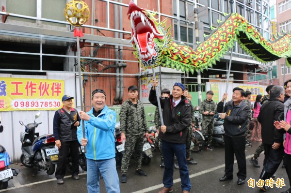 頭份市長徐定禎舞動龍珠，與議員及市民代表等人向市民歡慶新年。（記者鄭名翔攝）