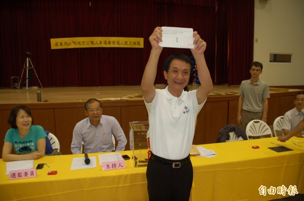 屏東市代會主席林恊松參與國民黨屏東市長初選領表。（記者李立法攝）