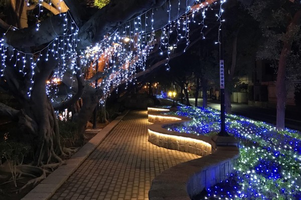 新竹市文化局在東門城到護城河邀請藝術家大打造新春裝置藝術作品，讓護城河有如浪漫不夜城般炫麗。（照片由文化局提供）