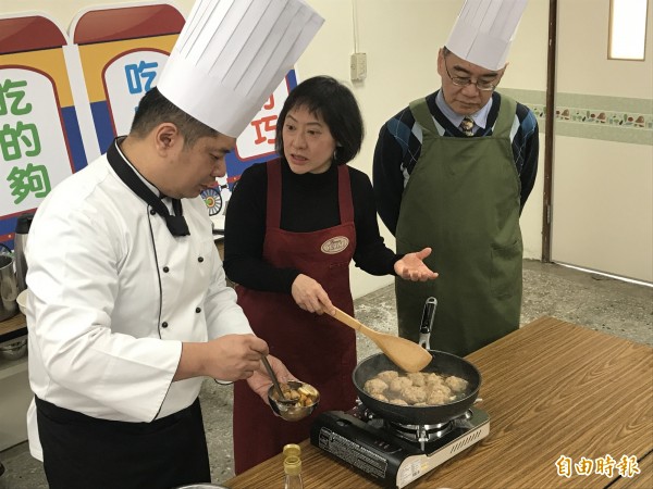 市長夫人廖婉如（中）與衛生局長呂宗學（右）、飯店主廚陶冠全透過臉書直播，示範健康年菜料理。（記者李忠憲攝）