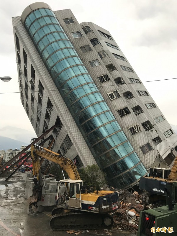 基隆市消防局搜救人員在雲門翠堤大樓7樓發現疑似菲律賓看護。（記者林欣漢攝）