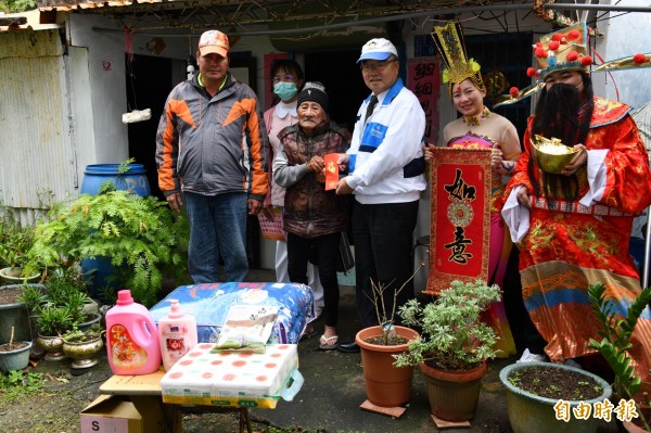 飯店延續19年的年前送暖，希望長輩們及景氣都能順利平安。（記者蔡宗憲攝）