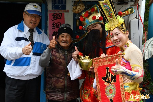 飯店延續19年的年前送暖，希望長輩們及景氣都能順利平安。（記者蔡宗憲攝）