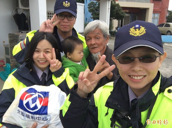 年輕員警送暖還自拍合照逗長輩開心。（記者蔡宗憲攝）