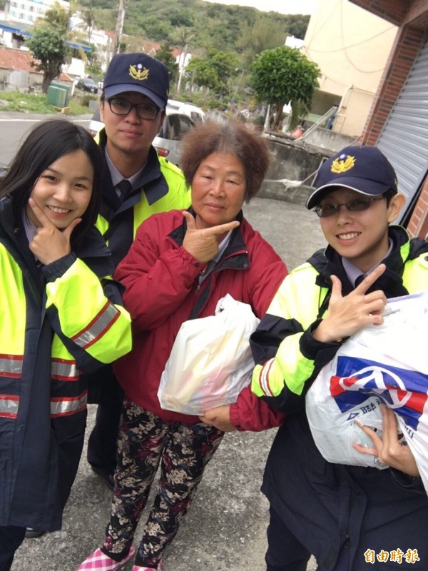 年輕員警送暖還自拍合照逗長輩開心。（記者蔡宗憲攝）