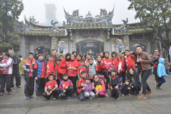 子龍國小完成東山迎觀音佛祖「正二媽」，送駕到白河關子嶺火山碧雲寺。（學校提供）