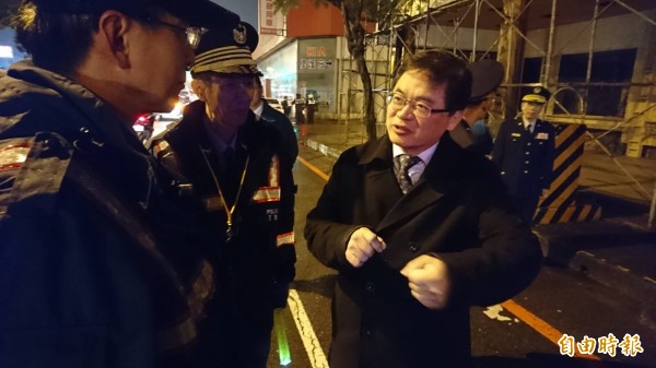 台南代理市長李孟諺因為多年前一場車禍感動至今，特別到路檢點探班所長。（記者王捷攝）