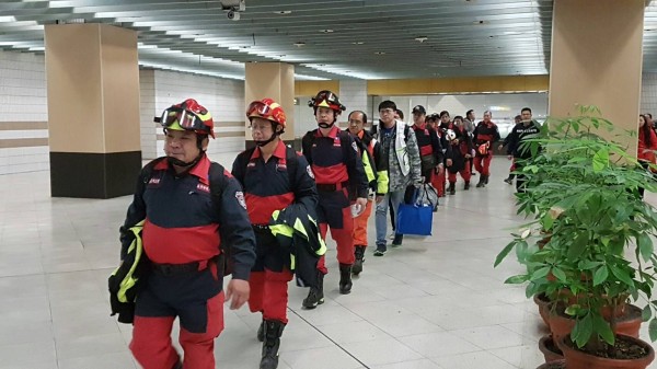 花蓮救災返回的新北市消防局特搜及義消特搜大隊隊員。（記者吳仁捷翻攝）