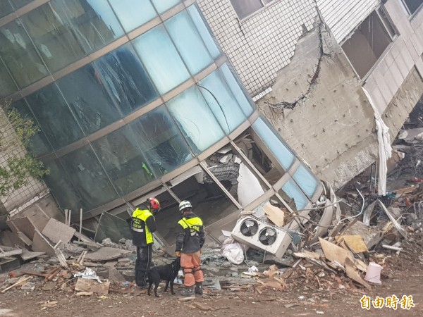 台北市搜救人員帶領搜救犬,準備進入雲翠大樓,找尋失聯者。(記者俞肇福攝)