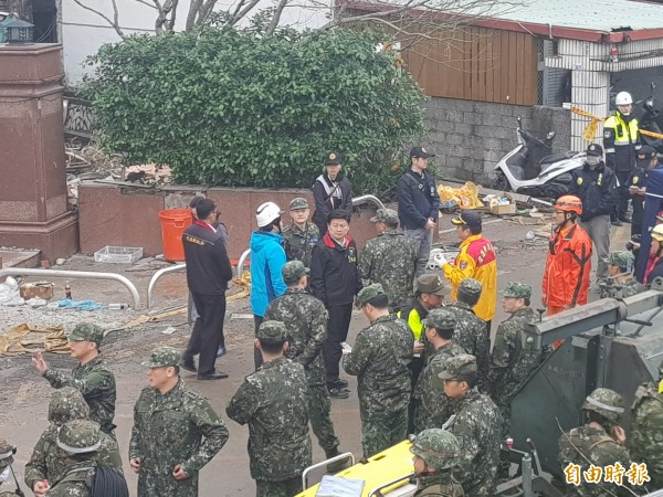 花蓮縣長傅崐萁今天早上7點10分抵達雲翠大樓,與土木技師、搜救人員討論搜救工作。(記者俞肇福攝)